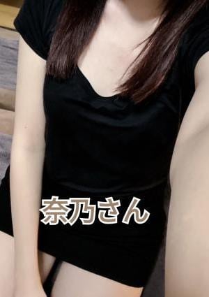 新人奈乃さんの画像
